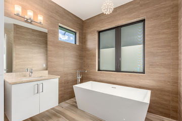 large ensuite bathroom